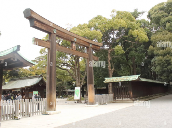 Teras dengan pintu masuk torii tradisional Jepang